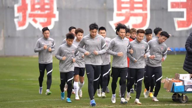 影片讲述了“地狱画手”方天阳（彭昱畅 饰）与“警界战神”方正楠（张钧甯 饰）姐弟追查离奇连环命案，却发现 这部新片，打造出了中国质感的赛博朋克风！