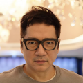 即便拥有更高的成本进行制作，乔什·萨弗迪依旧忘不了早年走上街头偷拍电影的习惯，他认为如果不带着一点正在“偷”它的感觉拍电影，就很没意思。