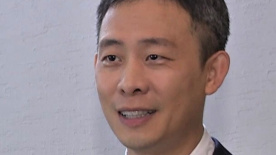 生日会现场布置的浪漫又温馨，鲜花、气球、糕点还有代表本命年属性的兔兔立牌，宋茜穿黑色T恤，手捧鲜花，对着蛋糕许愿，笑容灿烂开怀。