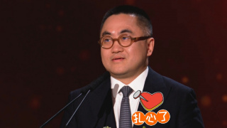 照片中，周迅留着齐肩的短发，一身酷黑装扮，纤细的双腿十分显眼。